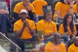 马刺重返季后赛！马刺名宿邓肯和上将罗宾逊现场观战...